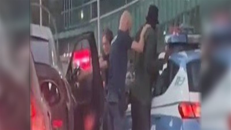 لحظة اعتقال لاعب