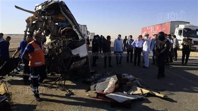 أسفر عن مصرع وإصابة 55.. تجمع أهالي ضحايا حادث أتوبيس المنيا أمام مستشفى ملوي | فيديو 