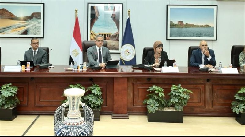 اجتماع وزير السياحة
