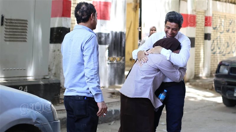 طالبة تحتضن والدها