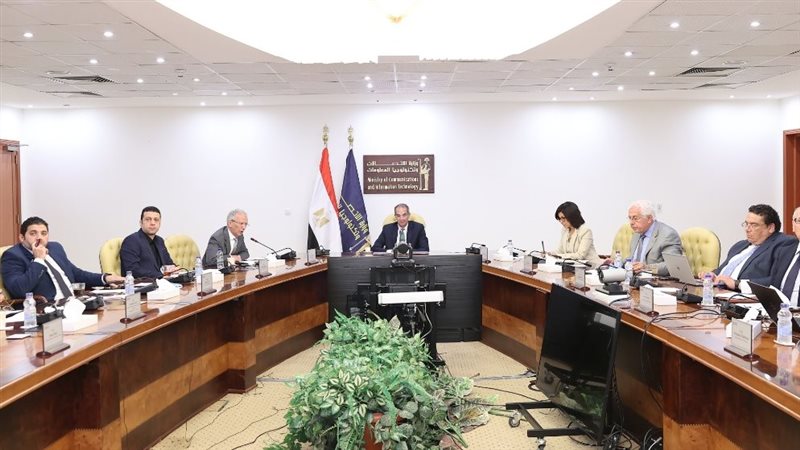 وزير الاتصالات خلال