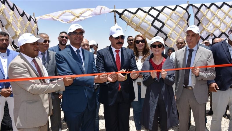محافظ أسوان وسفيرة
