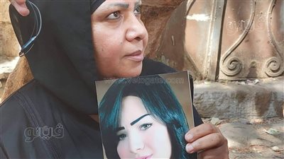 انهيار والدة شيماء جمال في أولى جلسات محاكمة المتهمين بقتل ابنتها 