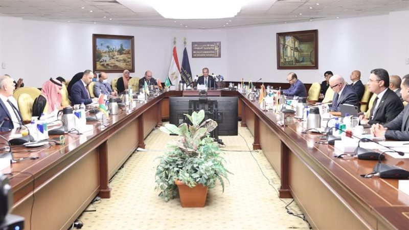 وزير الاتصالات خلال