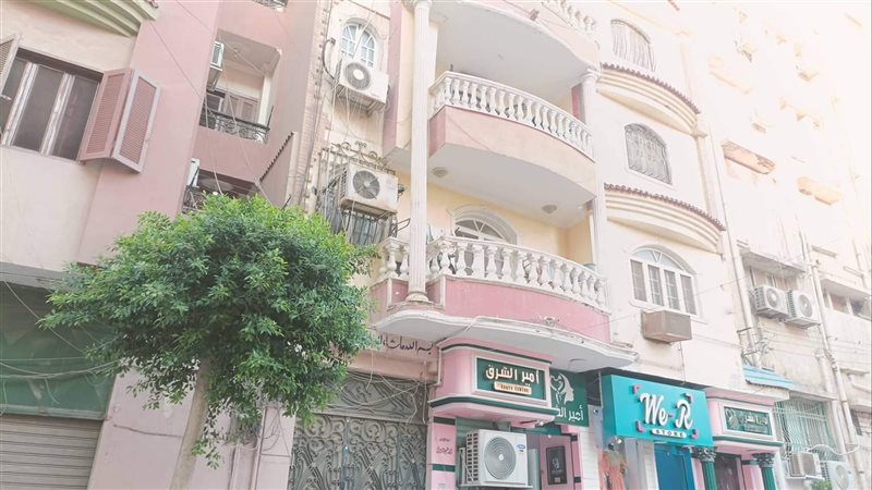 شاب يقتل والدته ويصيب