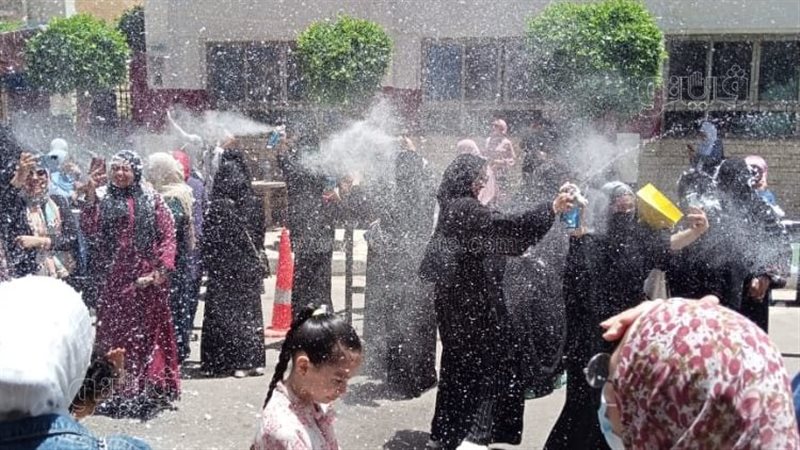 الفرحة بين طالبات