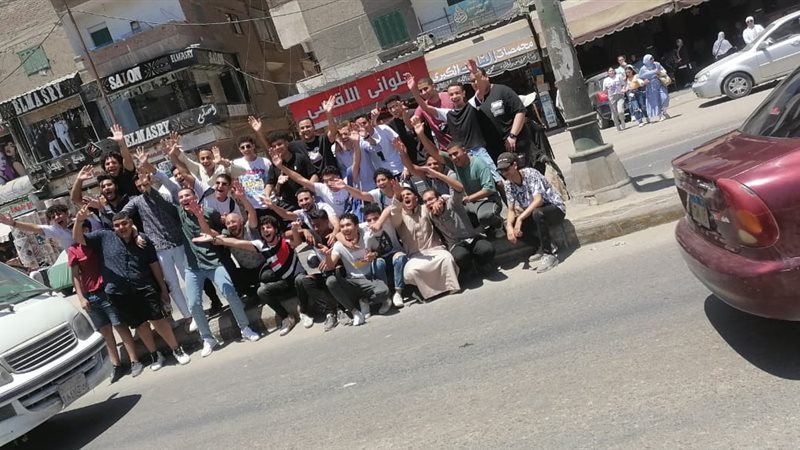 طلاب وطالبات الثانوية