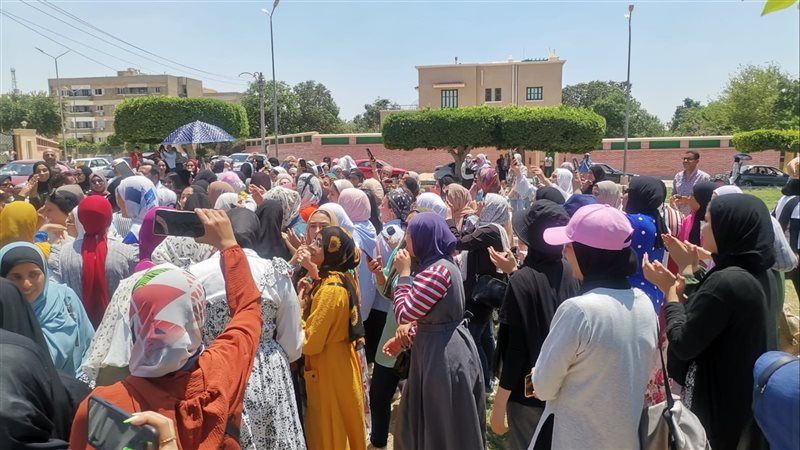 فرحة الطلاب بانتهاء