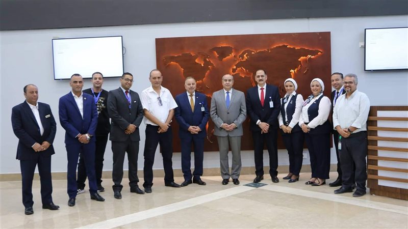 وزير الطيران يتفقد