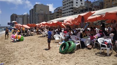 شواطئ بشرق الإسكندرية كاملة العدد بعد انتهاء امتحانات الثانوية العامة |فيديو 