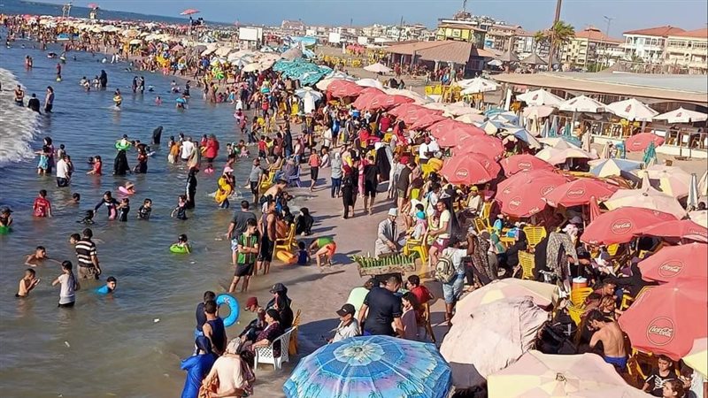زحام شديد على شواطئ