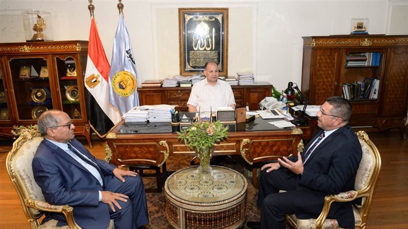 اجتماع محافظ أسيوط