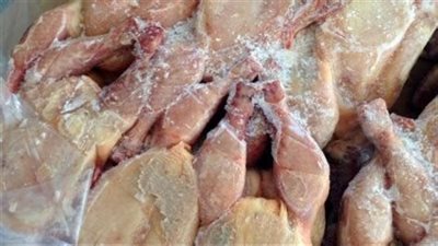 إعدام لحوم ومواد غذائية مجهولة المصدر بعد ضبطها بمحلات في الجيزة