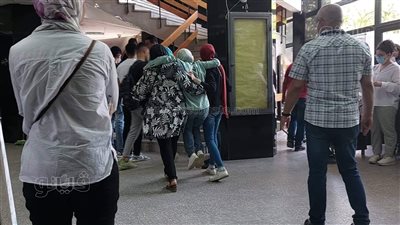 طالبات تساعدن زميلتهن المريضة لأداء امتحان القدرات بإعلام القاهرة | فيديو
