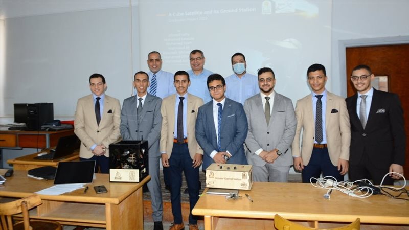  القمر الصناعي والطلاب