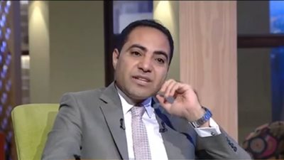أستاذ أدب سياسي: هذا الشخص تنبأ بقيام ثورة في البلاد قبل 23 يوليو بعام | فيديو 