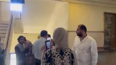 لحظة مغادرة ابن طليق وزيرة الصحة للمحكمة بعد الحكم على والده | فيديو
