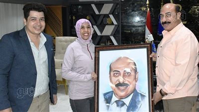 محافظ أسوان يؤكد دعمه للمواهب الشابة ومشاركتهم في جداريات الهوية البصرية | صور
