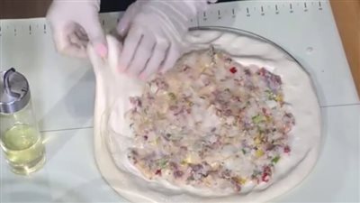 أكلة خفيفة ولذيذة.. طريقة عمل خبز بحشو البطاطس والبسطرمة | فيديو 