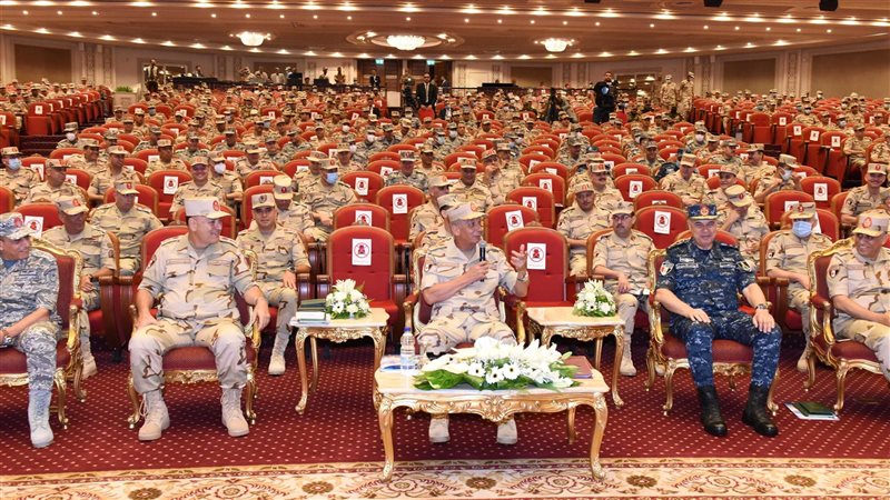وزير الدفاع يلتقي