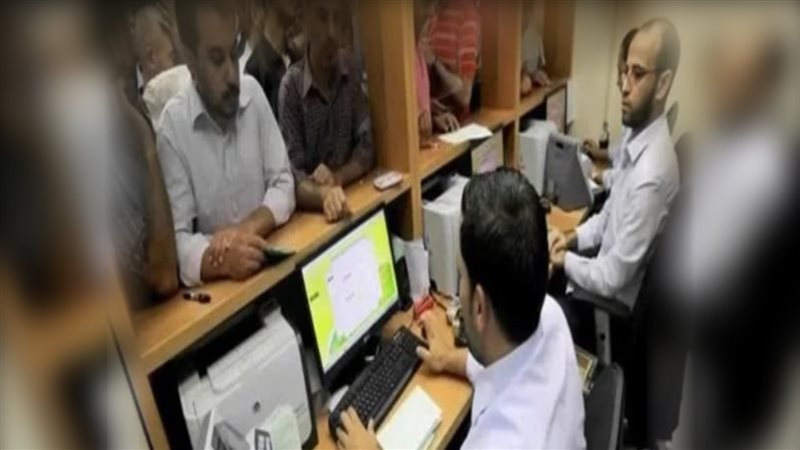 موظفون بالخدمة المدنية