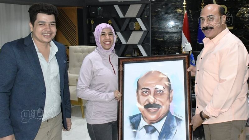محافظ أسوان يلتقى