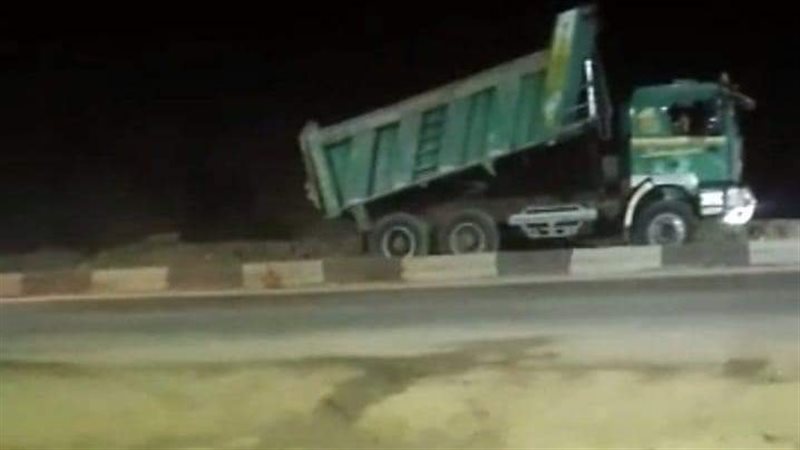 ضبط سيارة تلقي مخلفات
