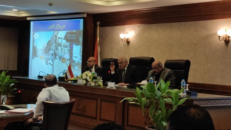 محافظ الجيزة في اجتماع