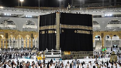 وزير السياحة والآثار يعتمد الضوابط المنظمة لتنفيذ رحلات العمرة