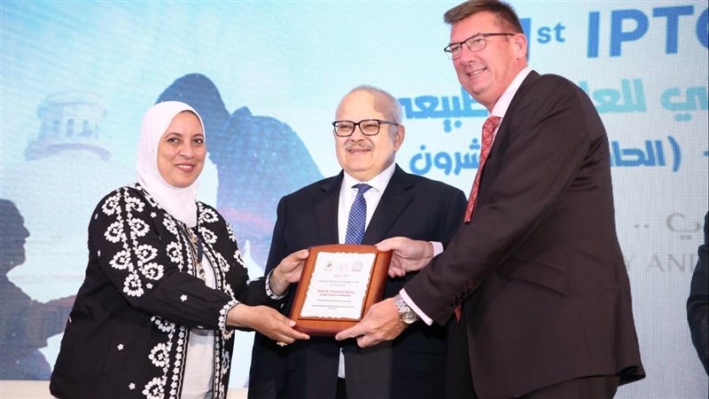 رئيس جامعة القاهرة