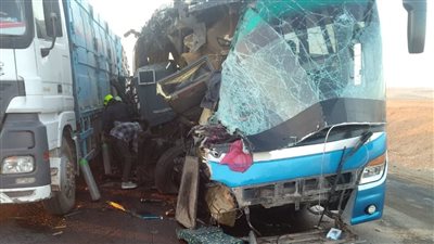 بالأسماء.. إصابة 18 شخصا في تصادم ميكروباص بسيارة نقل بمطروح