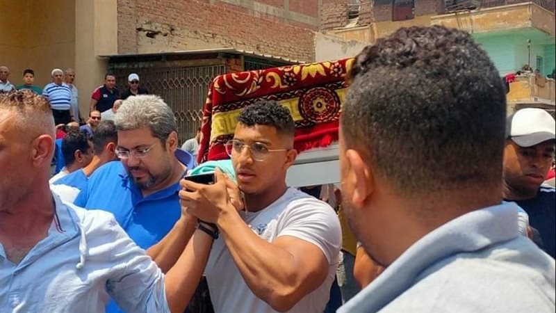  تشييع جثمان والدة