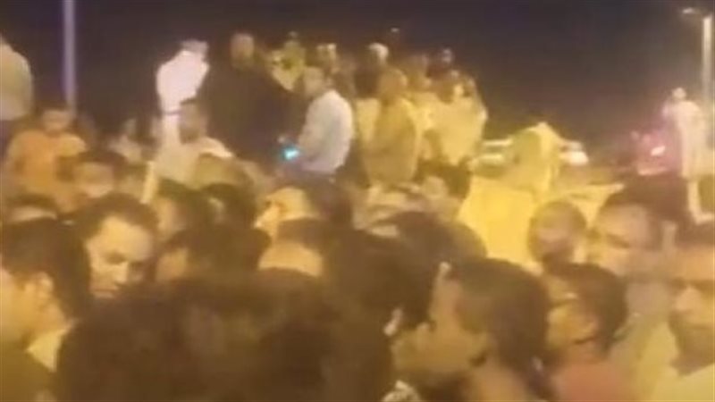 تجمهر عدد من المواطنين