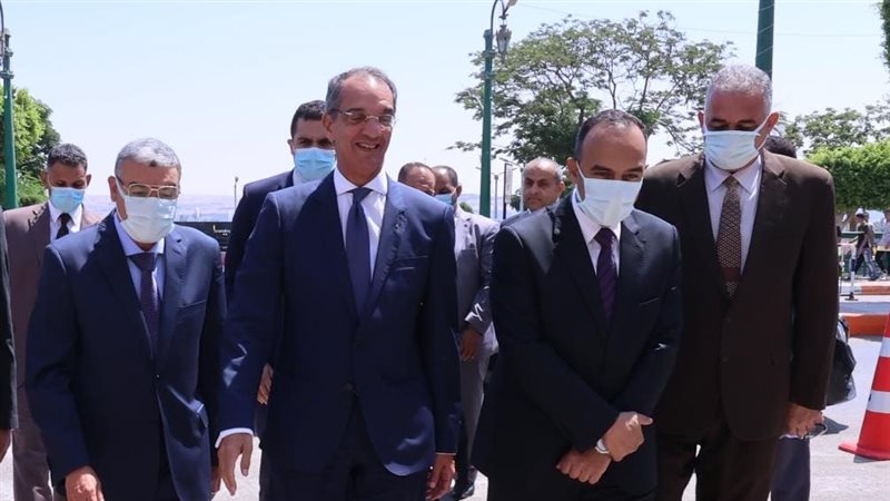 وزير الاتصالات خلال