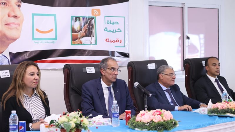 وزير الاتصالات خلال