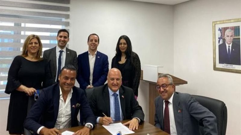 لحظة توقيع عقد السفارة
