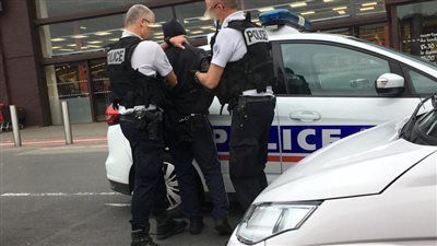 45 دقيقة رعب في باريس.. تفاصيل الهجوم على مركز شرطة بقنابل المولوتوف | فيديو